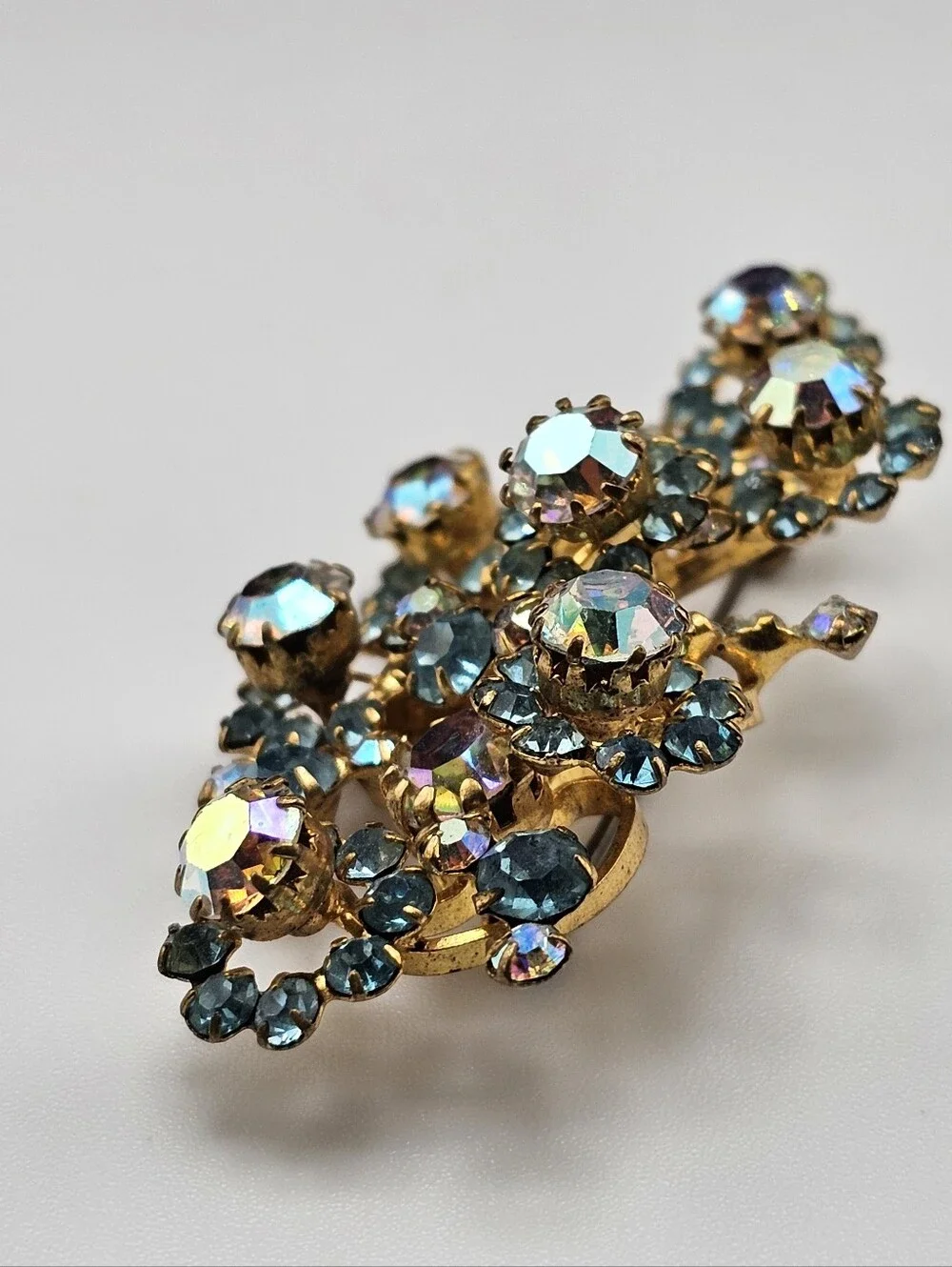 ​Vtg 1950s Blue Aurora Borealis Rhinestone Flower Brooch Gold Tone Floral Pin AB